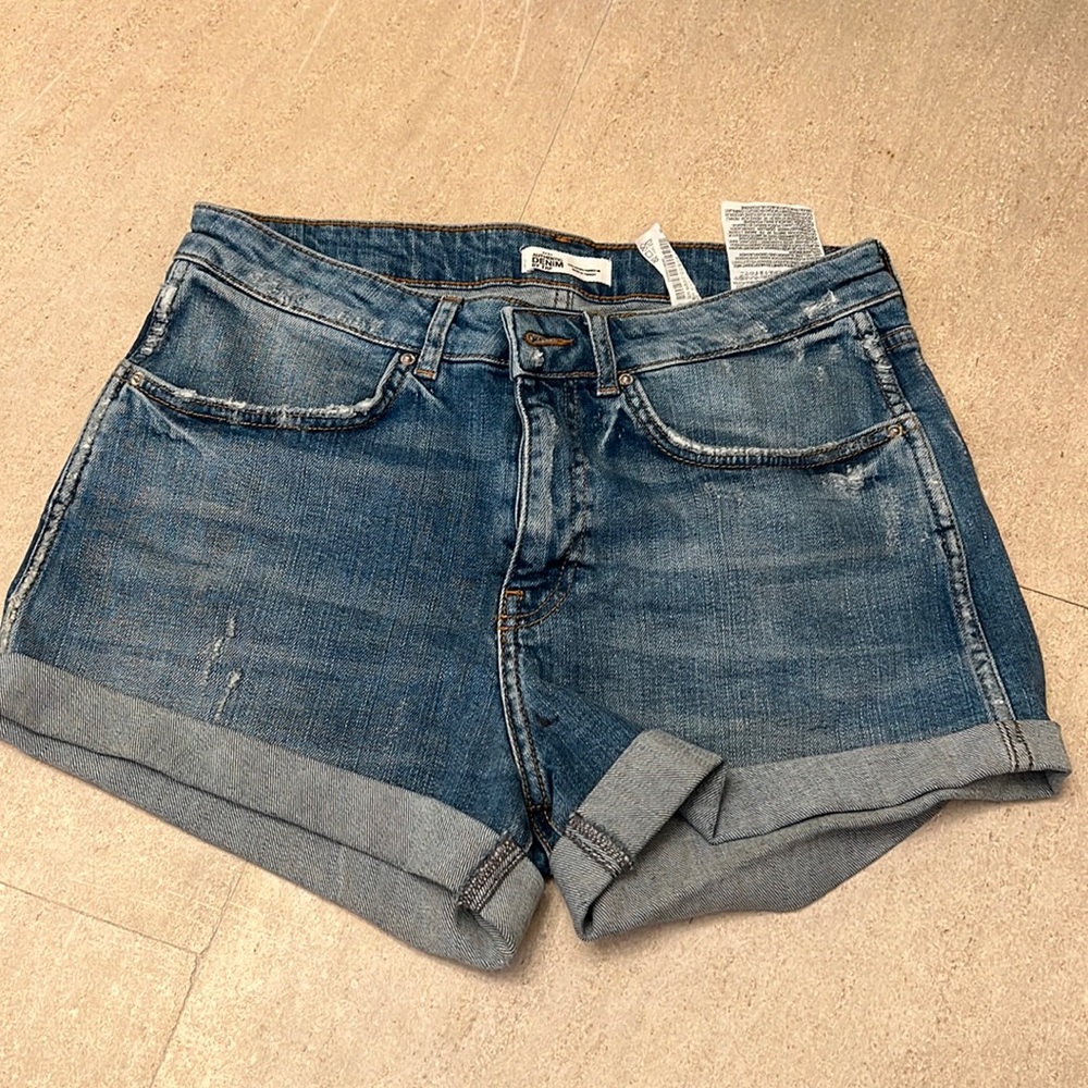 Zara size four never worn jean shorts